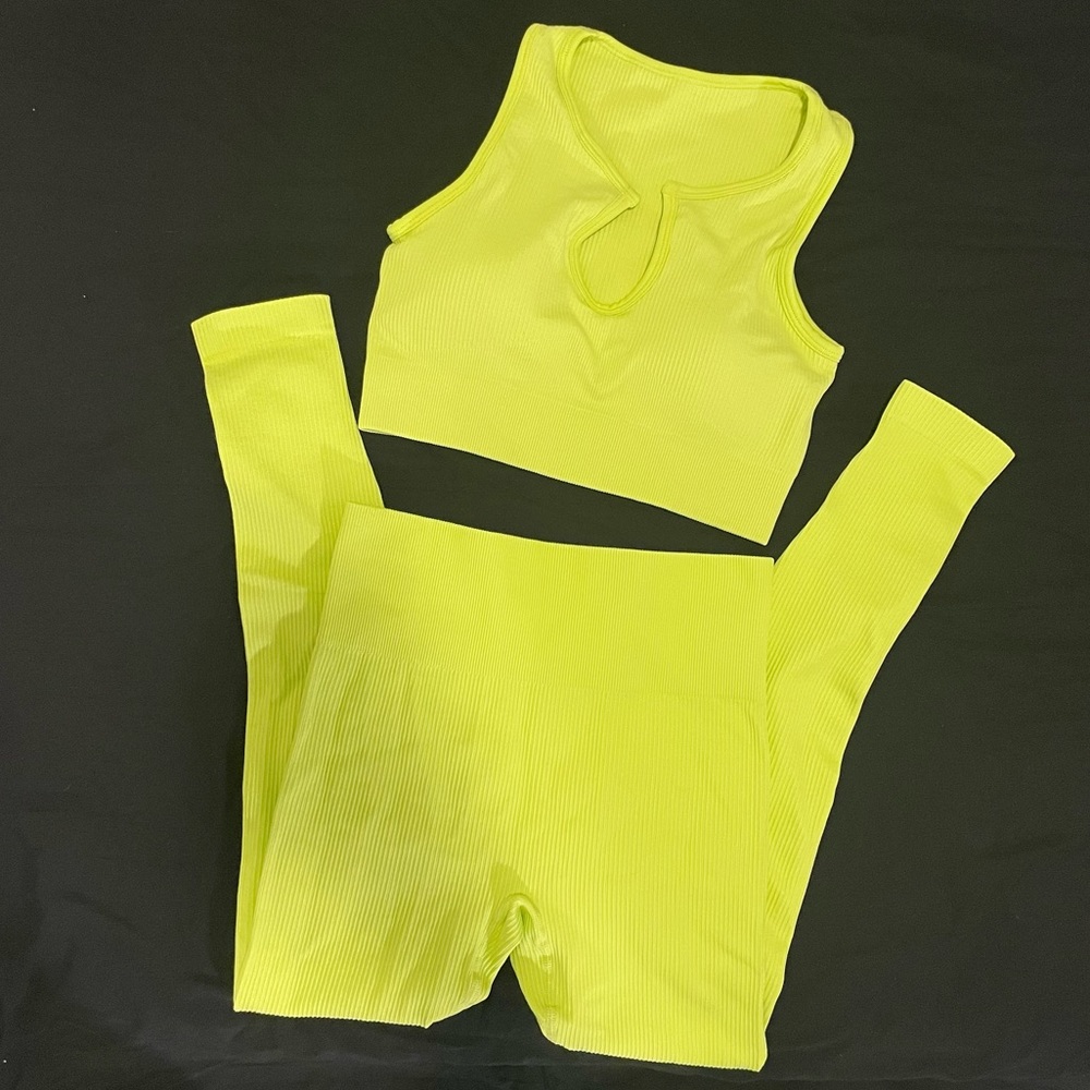 Green activewear 2 piece set, never worn before 💚